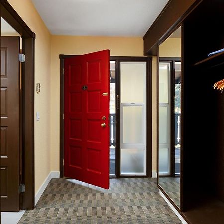 Cozystay Signature Lake Okanagan Resort 킬로나 외부 사진