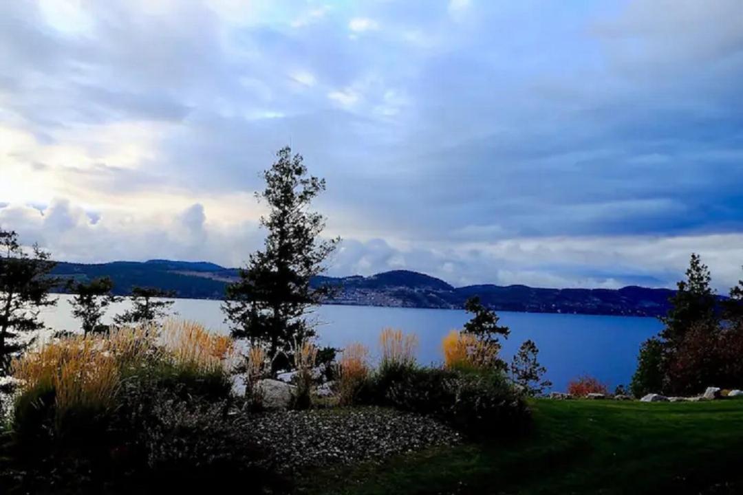 Cozystay Signature Lake Okanagan Resort 킬로나 외부 사진