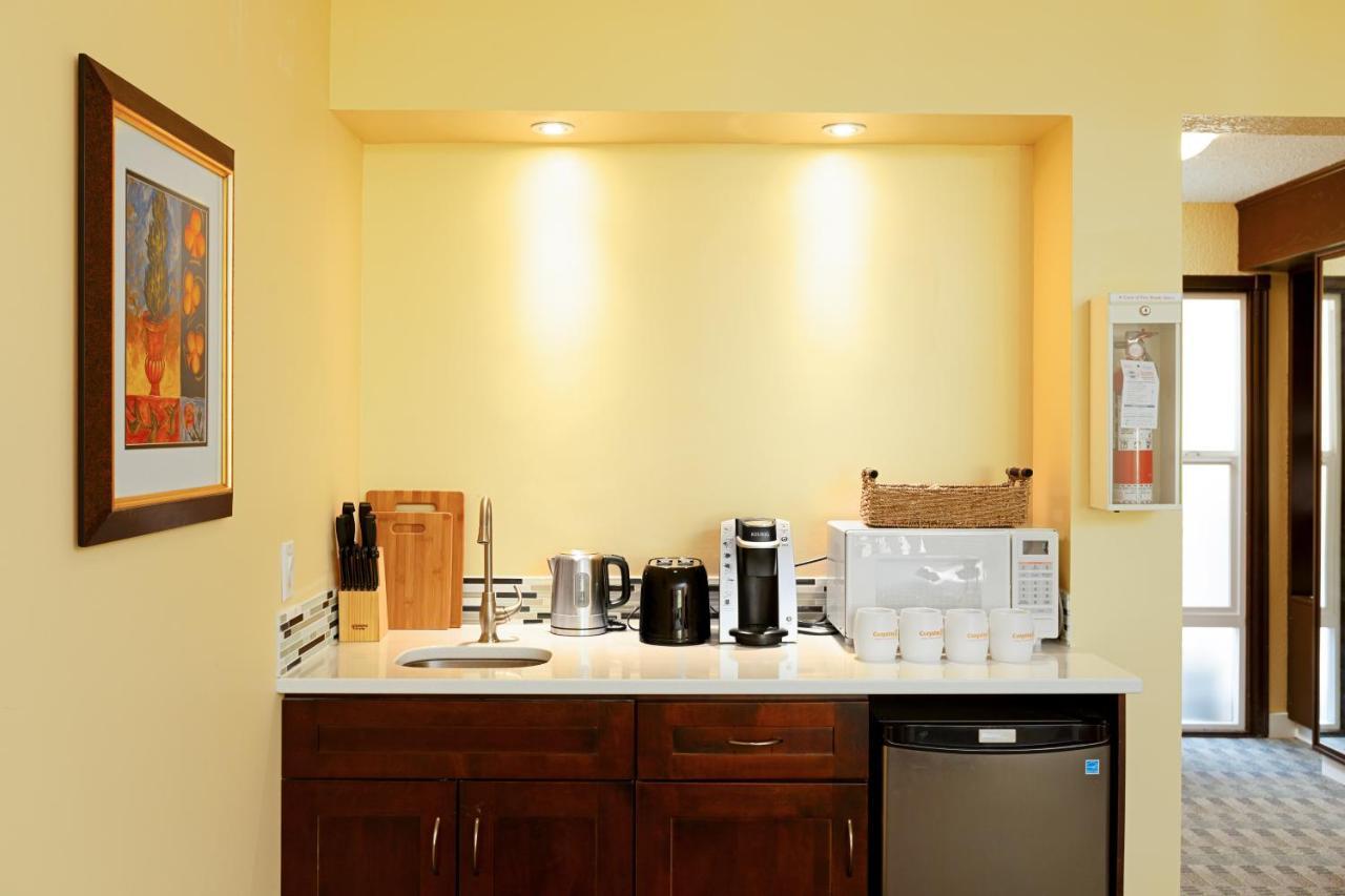 Cozystay Signature Lake Okanagan Resort 킬로나 외부 사진